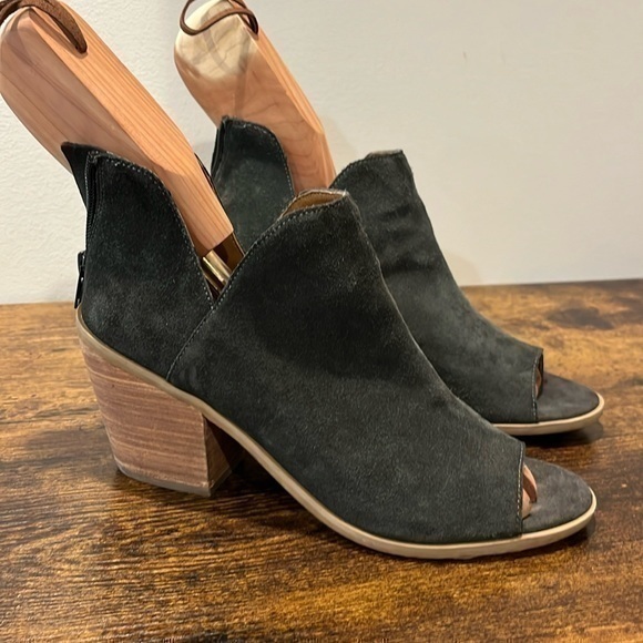 Susina Shoes - Susina Carina Grey Suede Stacked Heel Booties sandals  size 7.5 women